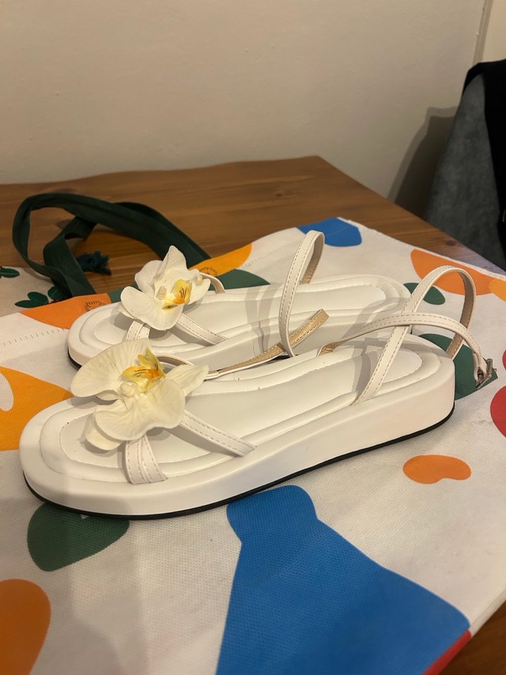 Çiçek Detaylı Beyaz Platform Topuklu Sandalet - Görsel 2