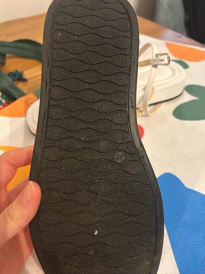 Çiçek Detaylı Beyaz Platform Topuklu Sandalet - Görsel 3