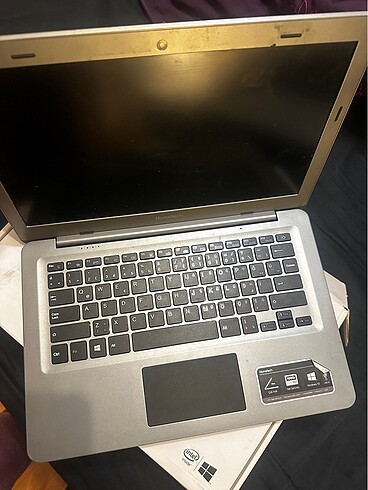 Beden laptop çalışmıyor parçaları için almak isteyen olursa