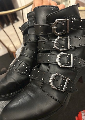 Siyah Deri Tokalı Kadın Bot - Görsel 3