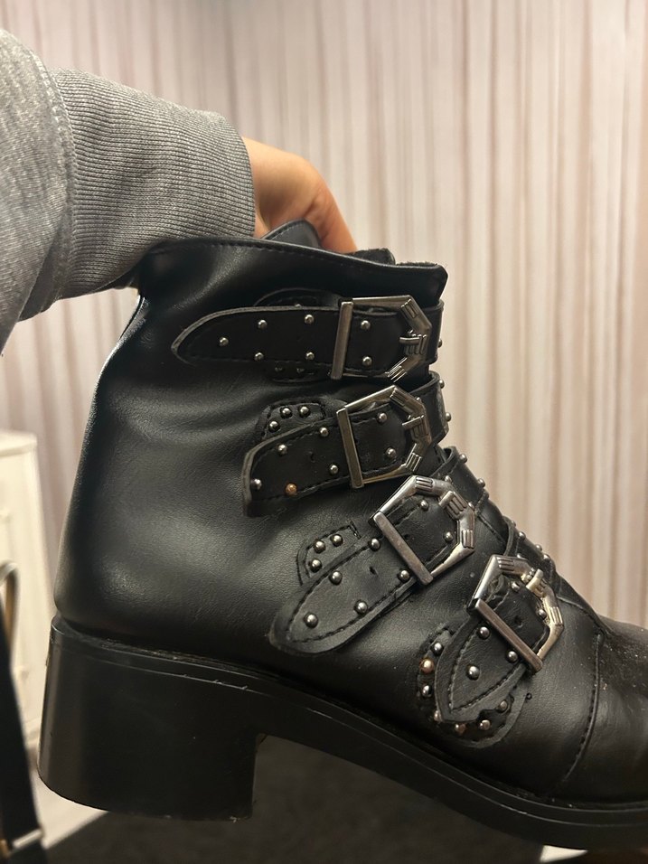 Siyah Deri Tokalı Kadın Bot - Görsel 2