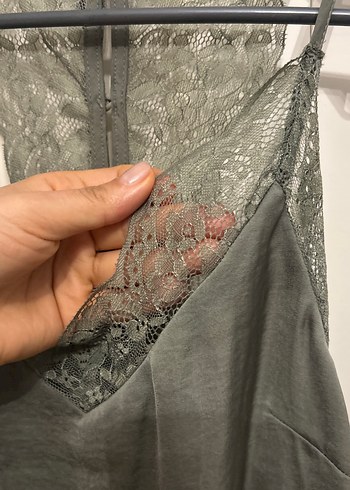 Gri Dantel Detaylı V Yakalı Kadın Atlet - Görsel 3