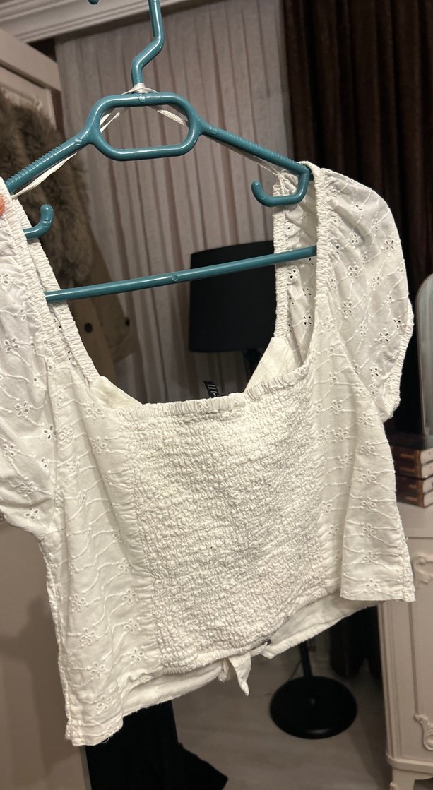 Nakışlı V Yaka Düğmeli Beyaz Bluz - Görsel 3