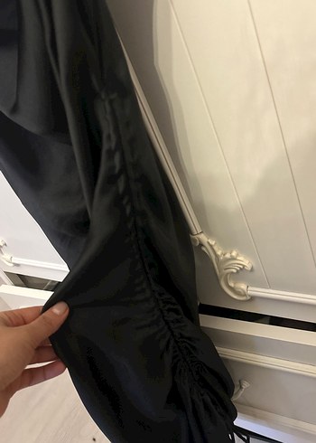 Siyah DrapelYaka İnce Askılı Midi Elbise - Görsel 3