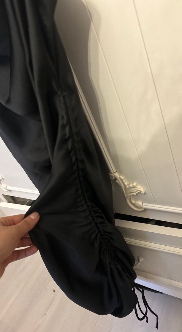 Siyah DrapelYaka İnce Askılı Midi Elbise - Görsel 3