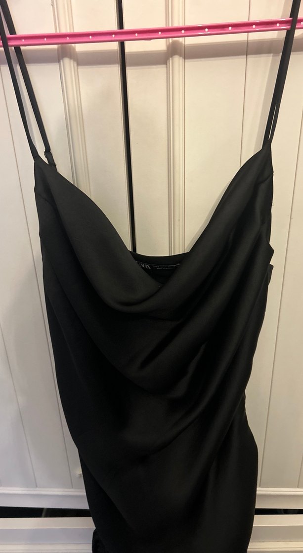 Siyah DrapelYaka İnce Askılı Midi Elbise - Görsel 4