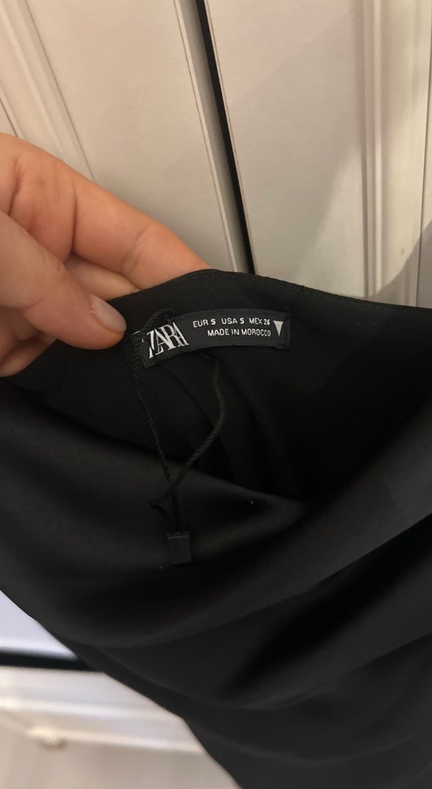 Siyah DrapelYaka İnce Askılı Midi Elbise - Görsel 5