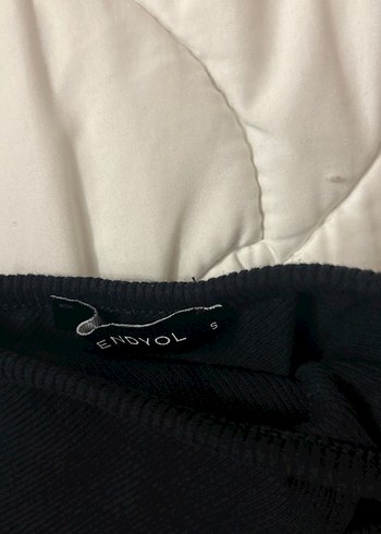 Siyah Yüksek Yakalı Kolsuz Crop Top - Görsel 2