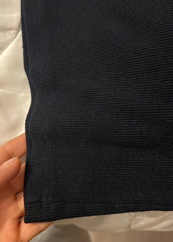 Siyah Yüksek Yakalı Kolsuz Crop Top - Görsel 3