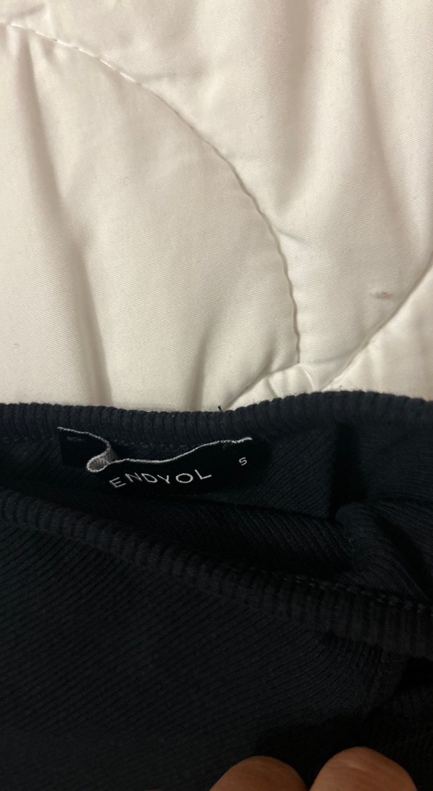 Siyah Yüksek Yakalı Kolsuz Crop Top - Görsel 2