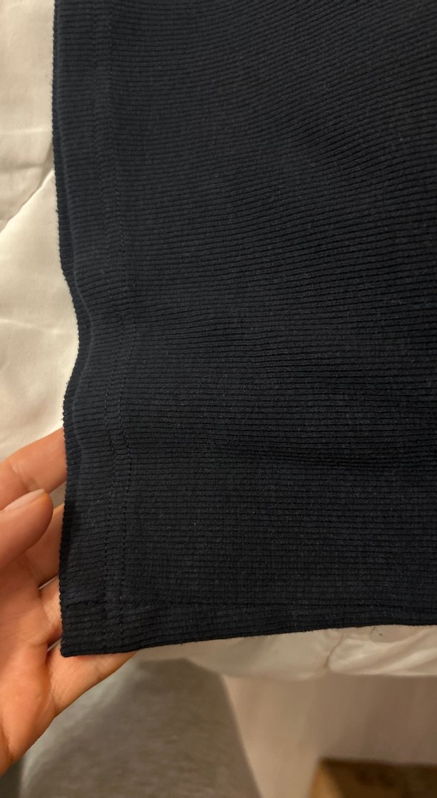 Siyah Yüksek Yakalı Kolsuz Crop Top - Görsel 3