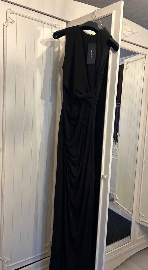 Siyah Drapeli Uzun Kolsuz Elbise - Görsel 2