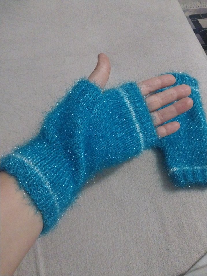 Mavi Örgü Parmaksız Kadın Eldiveni - Görsel 4