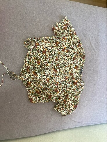 Kırmızı çiçekli crop kısa kol gömlek