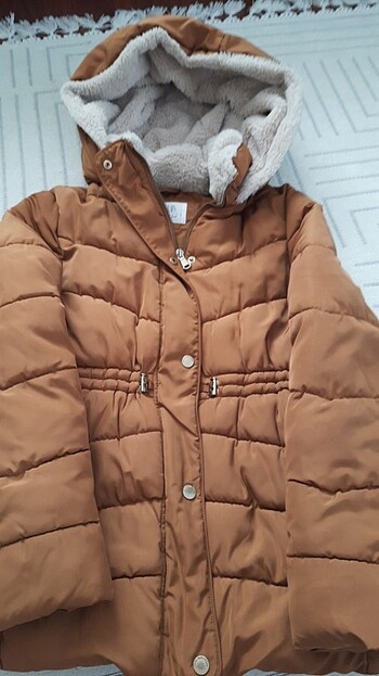 Zara Mont 