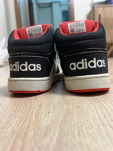 22 Beden Adidas Çocuk Spor ayakkabı