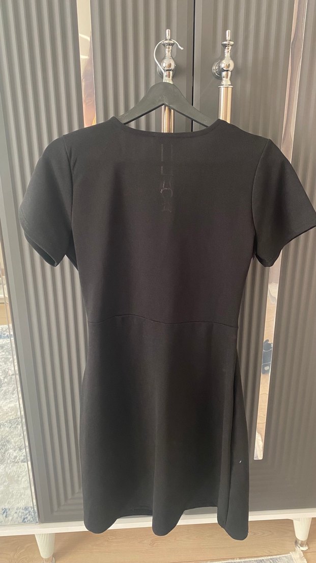 Siyah V Yaka Kısa Kollu elbise - Görsel 2
