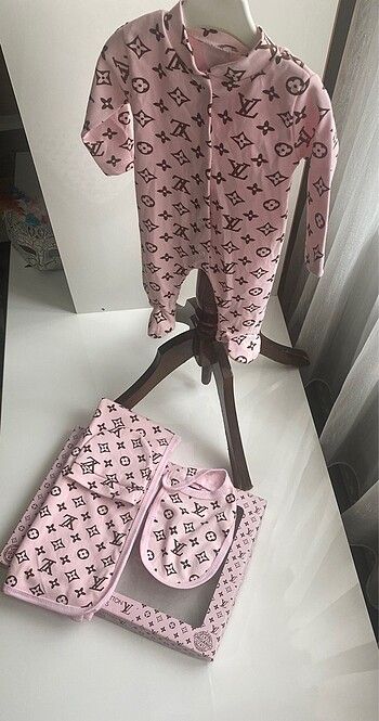 Louis Vuitton Tulum ,battaniye kundak önlük , bere 4 parça