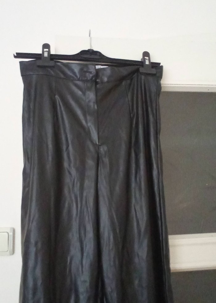 Drapeli Siyah Deri Pantolon - Gevşek Kesim - Görsel 3