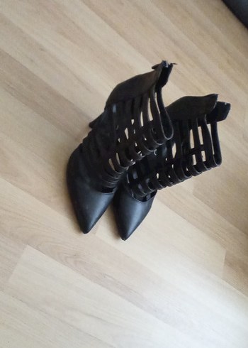37 Beden Siyah Deri Kemerli Gotik Stiletto Bot