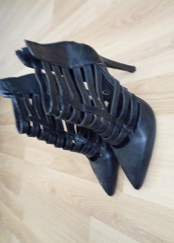 Siyah Deri Kemerli Gotik Stiletto Bot - Görsel 5