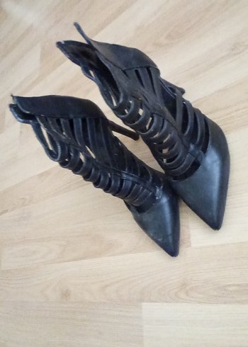 Pelinin Ayakkabıları Siyah Deri Kemerli Gotik Stiletto Bot
