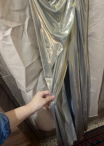 Parlak Altın Drapeli Straplez Abiye Elbise - Görsel 3