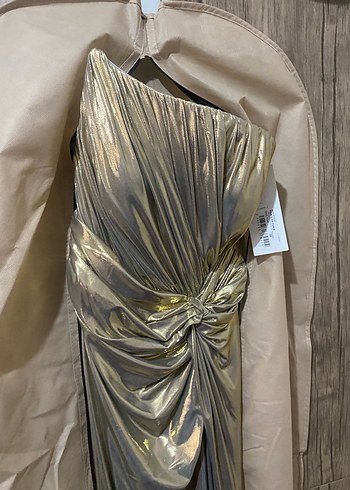 Parlak Altın Drapeli Straplez Abiye Elbise - Görsel 6