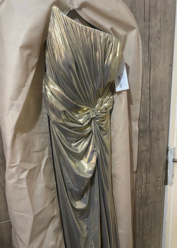 Parlak Altın Drapeli Straplez Abiye Elbise - Görsel 7