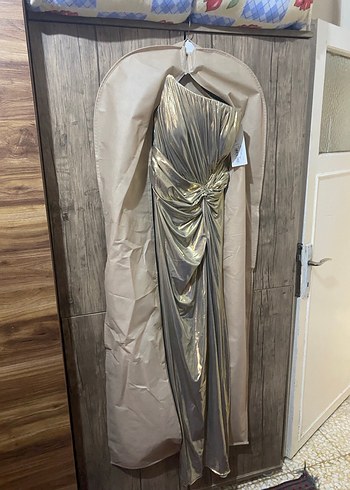 Parlak Altın Drapeli Straplez Abiye Elbise - Görsel 8