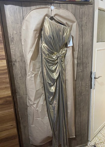 Parlak Altın Drapeli Straplez Abiye Elbise - Görsel 2