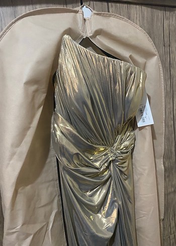 Parlak Altın Drapeli Straplez Abiye Elbise - Görsel 5