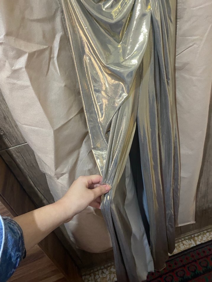 Parlak Altın Drapeli Straplez Abiye Elbise - Görsel 3