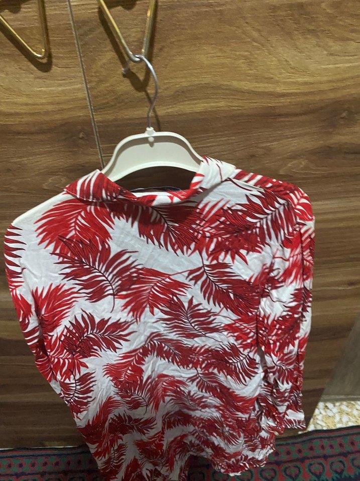 Kırmızı Yaprak Desenli Uzun Kollu V Yaka Gömlek - Görsel 3