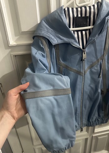 Mavi Deri Kapüşonlu Kadın Yağmurluk - Görsel 5