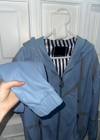 Mavi Deri Kapüşonlu Kadın Yağmurluk - Görsel 2