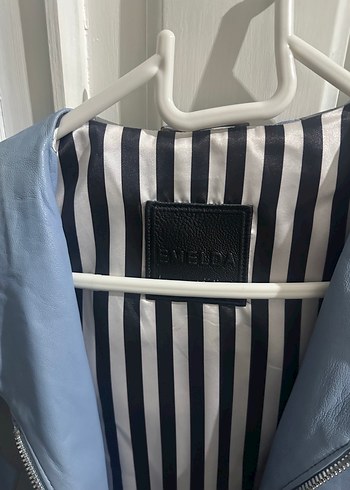 Mavi Deri Kapüşonlu Kadın Yağmurluk - Görsel 7