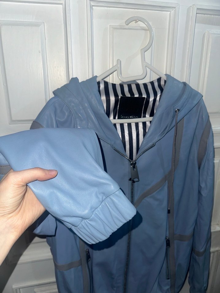 Mavi Deri Kapüşonlu Kadın Yağmurluk - Görsel 2