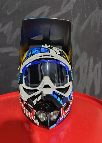 Renkli Desenli Red Bull Motosiklet Kaskı - Görsel 2