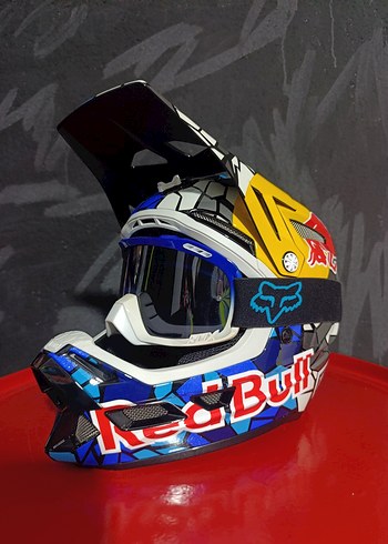 Renkli Desenli Red Bull Motosiklet Kaskı - Görsel 3