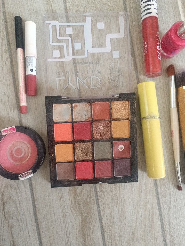 Çeşitli makyaj ürünleri ve fırçalar seti - Görsel 2