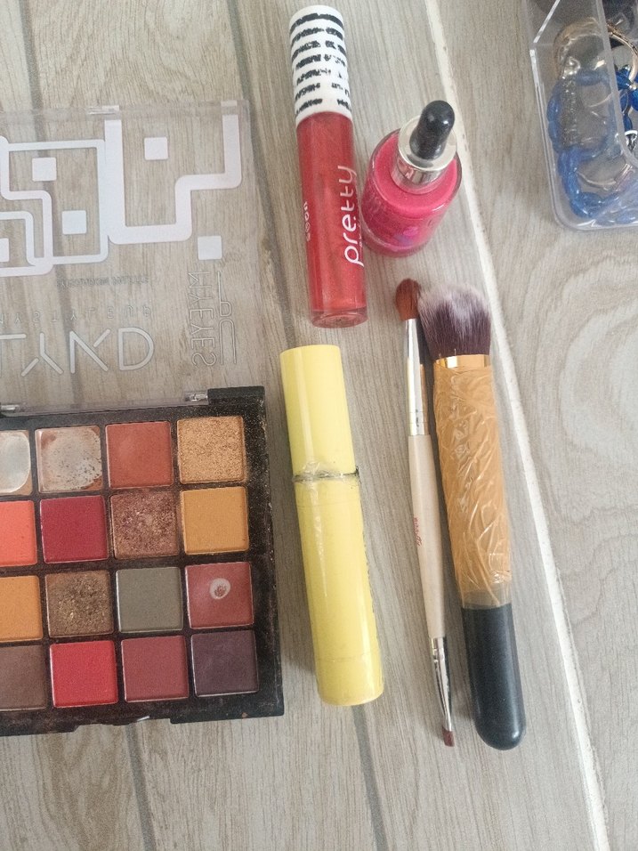 Çeşitli makyaj ürünleri ve fırçalar seti - Görsel 3