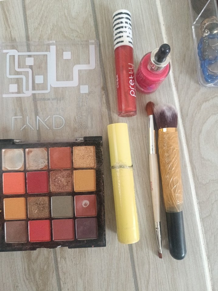 Çeşitli makyaj ürünleri ve fırçalar seti - Görsel 4