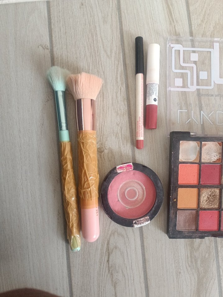 Çeşitli makyaj ürünleri ve fırçalar seti - Görsel 5