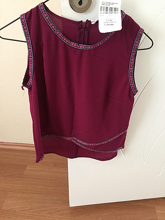Bordo gömlek sarı etek 