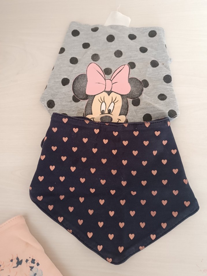 Minnie Mouse Baskılı Gri Bebek Önlüğü - Görsel 3