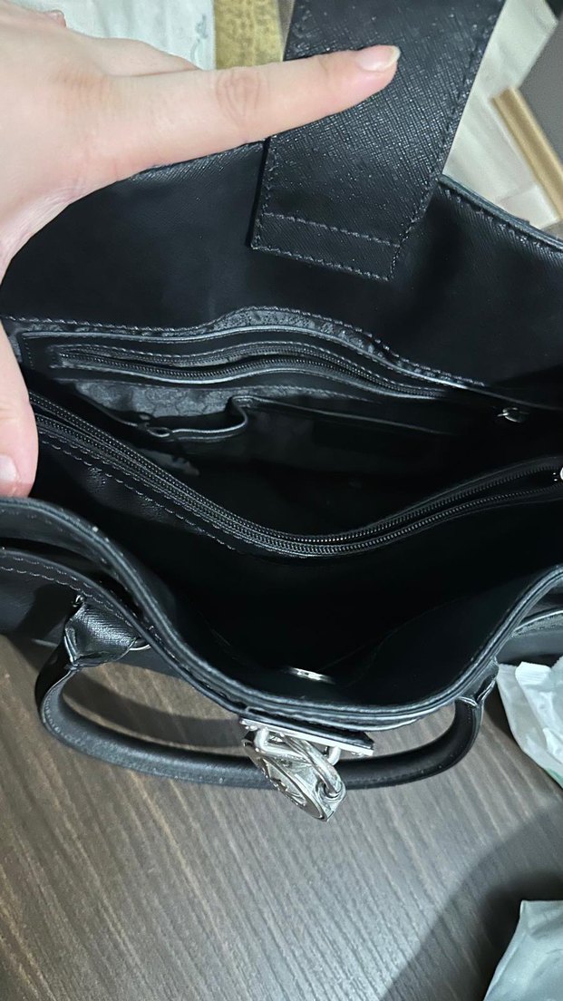 Siyah Parlak Deri Tokalı Kadın Çantası - Görsel 4