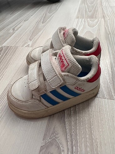 21 Beden beyaz Renk Adidas spor ayakkabı