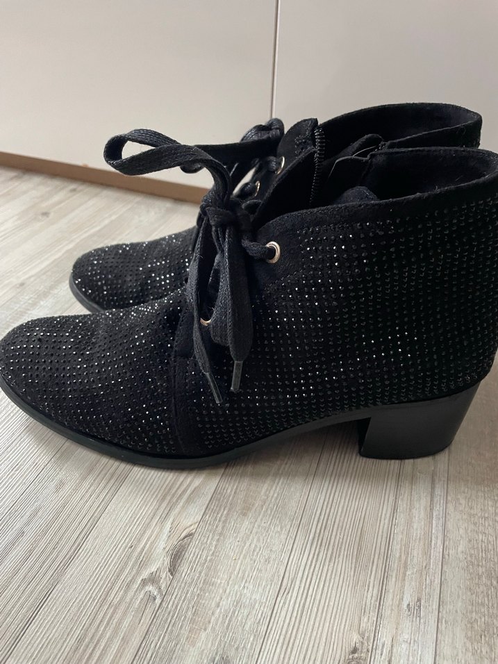 Siyah Pul Detaylı Süet Blok Topuklu Bot - Görsel 3