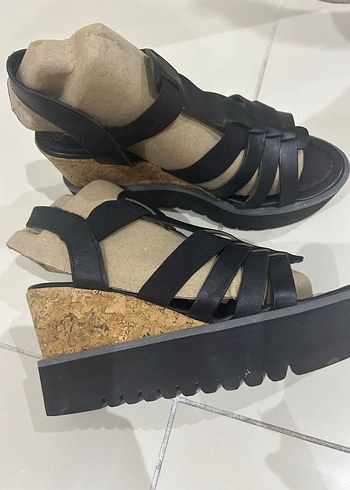 Kadın Siyah Dolgu Topuklu Sandalet - Görsel 2